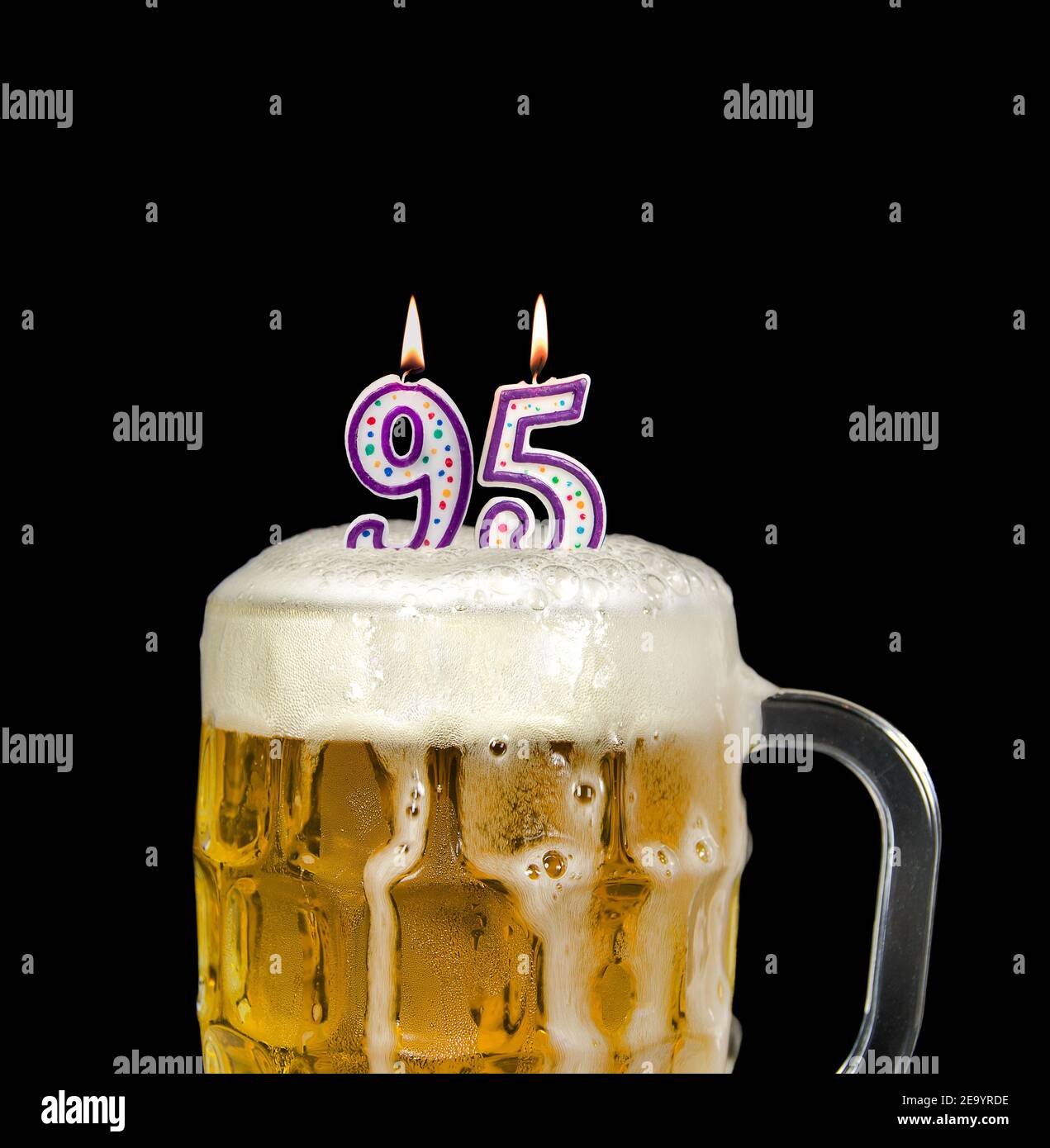 Nummer 95 Kerze im Bierkrug für Geburtstagsfeier isoliert Auf Schwarz Stockfoto