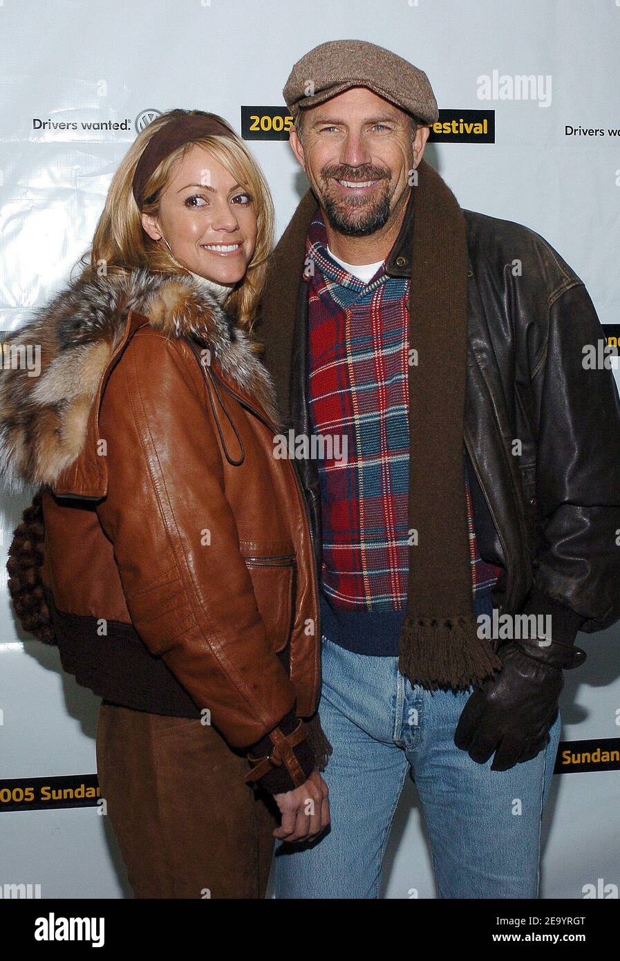Das Darstellermitglied Kevin Costner und seine Frau Christine Baumgartner nehmen am 22. Januar 2005 an der Vorführung "Upside of Anger" beim Sundance Film Festival 2005 in Park City, Utah, Teil. Foto von Lionel Hahn/ABACA. Stockfoto