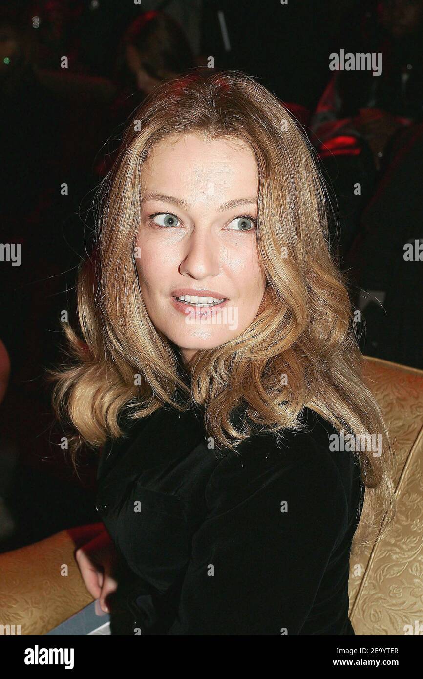 Das niederländische Model Karen Mulder nimmt am 24. Januar 2005 an der Präsentation der Haute-Couture-Kollektion 2005 von Christian Dior Teil, die der britische Modedesigner John Galliano am Polo de Paris in Paris kreiert hat. Foto von Klein-Nebinger/ABACA. Stockfoto