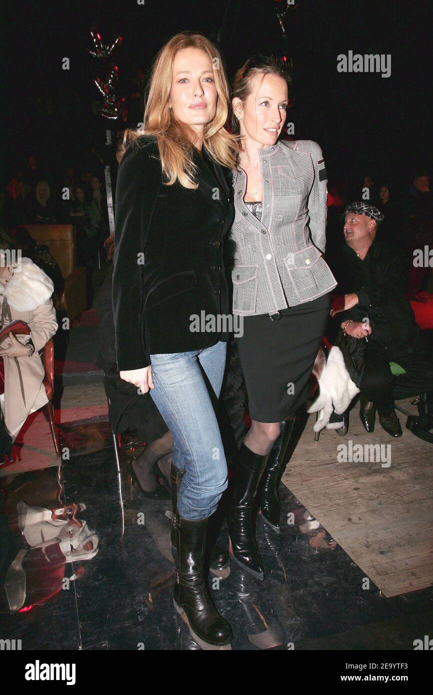 Das niederländische Model Karen Mulder und das französische Model Estelle Lefebure nehmen am 24. Januar 2005 an der Präsentation der vom britischen Modedesigner John Galliano kreierten Haute-Couture Kollektion Frühjahr/Sommer 2005 von Christian Dior auf dem Polo de Paris in Paris Teil. Foto von Klein-Nebinger/ABACA. Stockfoto