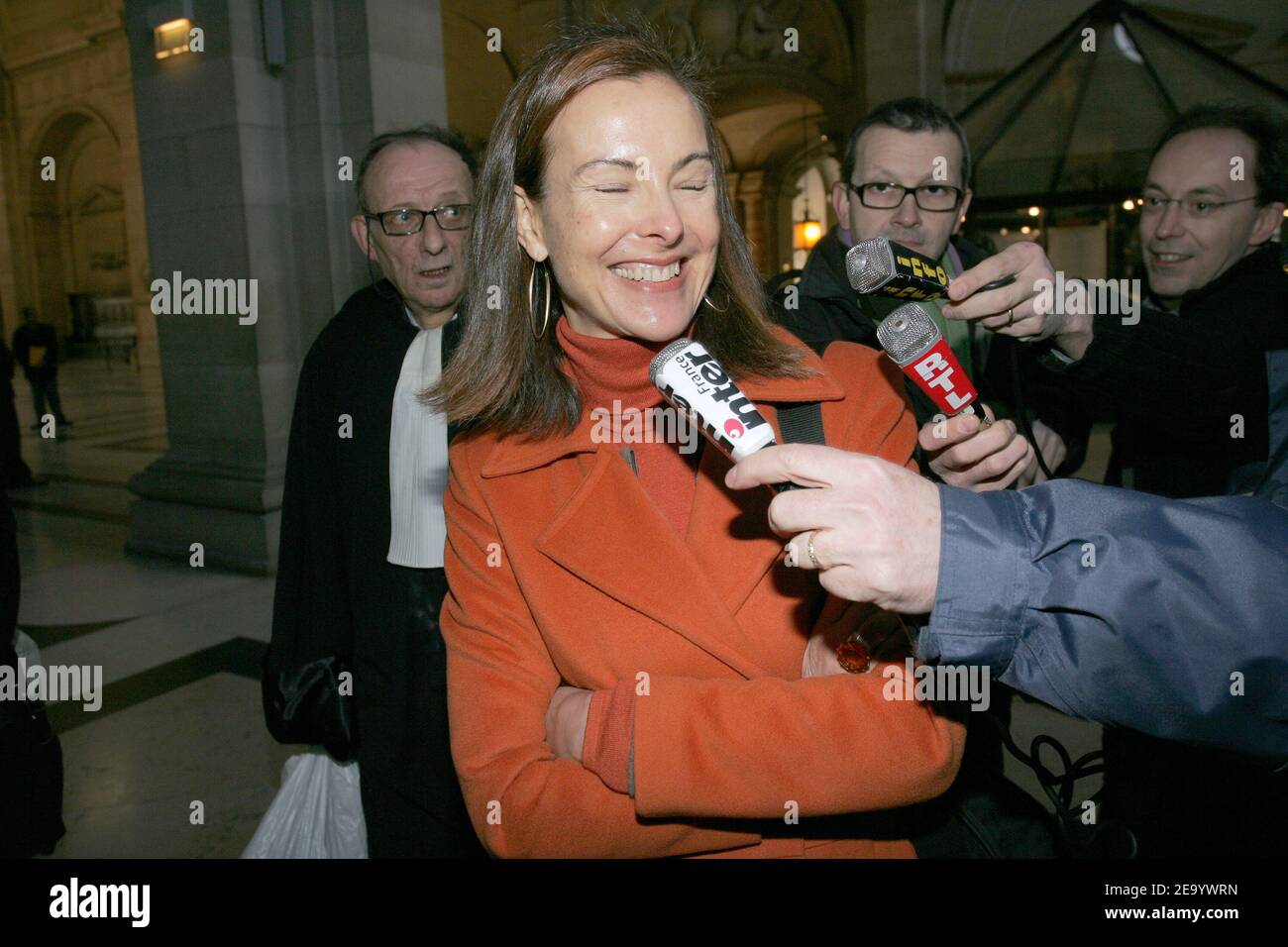 Die französische Schauspielerin Carole Bouquet kommt am 25. Januar 2005 im Gerichtsgebäude in Paris an. Carole Bouquet ist hier als Opfer einer Telefontapingoperation, die vor 22 Jahren im Elysee-Palast eingerichtet wurde, um die persönlichen Feinde des verstorbenen Präsidenten Mitterrand im Auge zu behalten. Foto von Mousse/ABACAæ Stockfoto