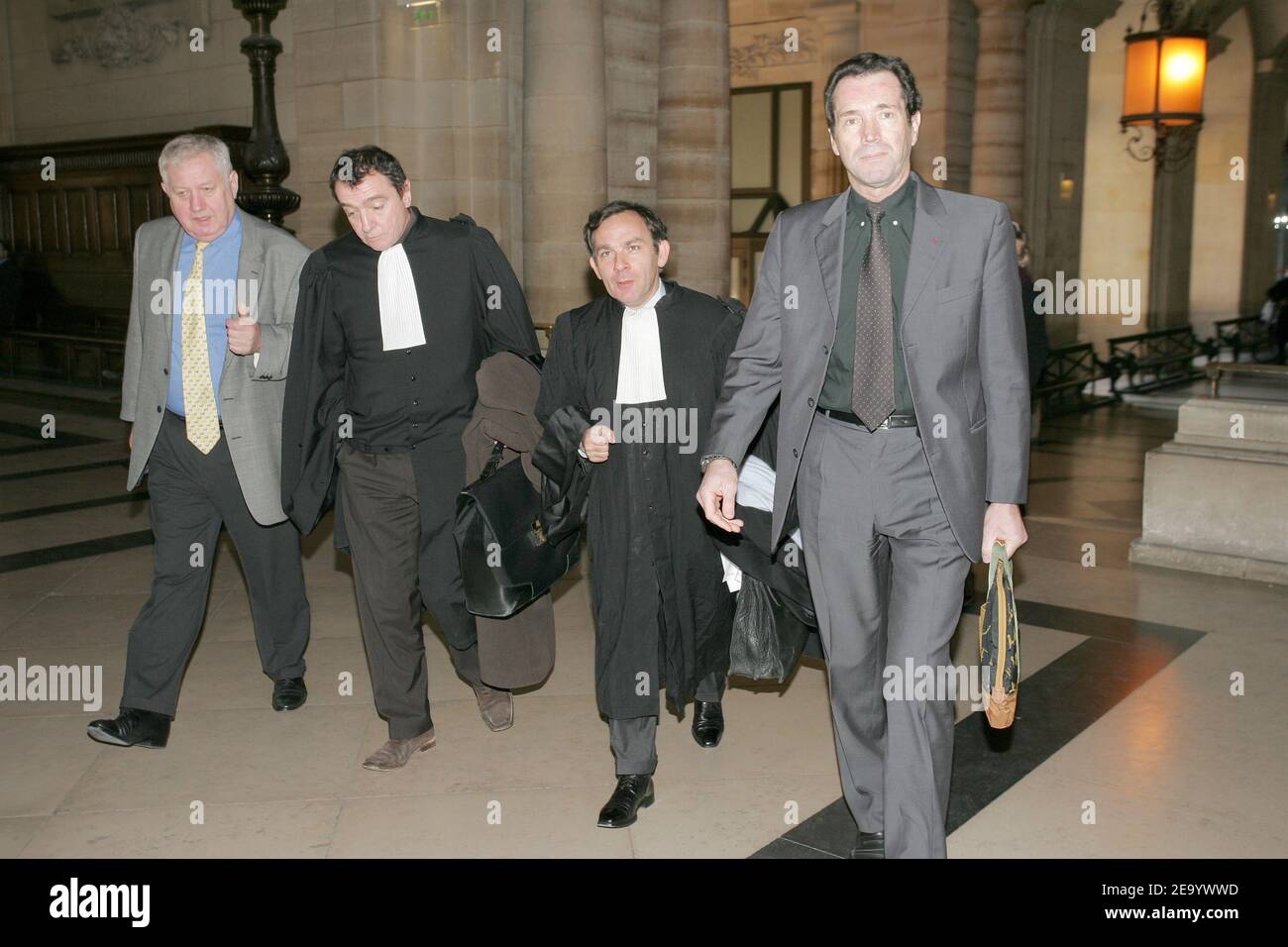 (Von links nach rechts) Gilles Menage, Kabinettsdirektor Mitterrands Zwischen 1988 und 1992, sein Anwalt Christian Prouteau und sein Anwalt Maitre Francis Szpiner kommen am 2005. Januar im Gerichtsgebäude in Paris, Frankreich, an. Gilles Menage und Christian Prouteau (die angeblich Mitte 1980s unter Mitterrands Präsidentschaft das Antiterrorbüro "GIGN" geleitet hatten) Sind zwei von zwölf ehemaligen Regierungsbeamten und hochrangigen Polizeibeamten, die angeklagt sind, eine Telefonbandoperation zu betreiben, die vor 22 Jahren im Elysee-Palast eingerichtet wurde, um die persönlichen Daten des verstorbenen Präsidenten Mitterrand im Auge zu behalten Stockfoto