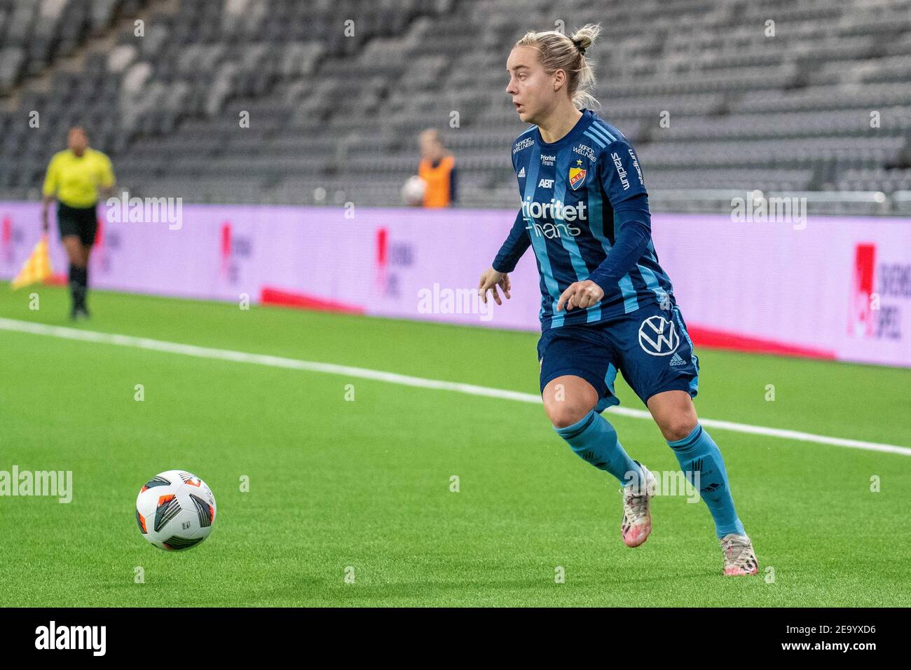 Stockholm, Schweden. Februar 2021, 06th. Fanny lang (#13 Djurgarden) während des Halbfinales der Volkswagen Stockholm Challenge zwischen Brommapojkarna und Djurgarden in der Tele2 Arena in Stockholm, Schweden Quelle: SPP Sport Pressefoto. /Alamy Live Nachrichten Stockfoto