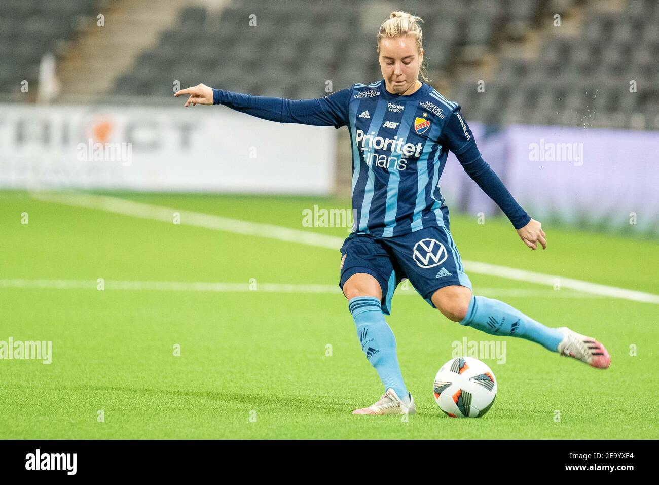 Stockholm, Schweden. Februar 2021, 06th. Fanny lang (#13 Djurgarden) im Halbfinale der Volkswagen Stockholm Challenge zwischen Brommapojkarna und Djurgarden in der Tele2 Arena in Stockholm, Schweden Quelle: SPP Sport Pressefoto. /Alamy Live Nachrichten Stockfoto