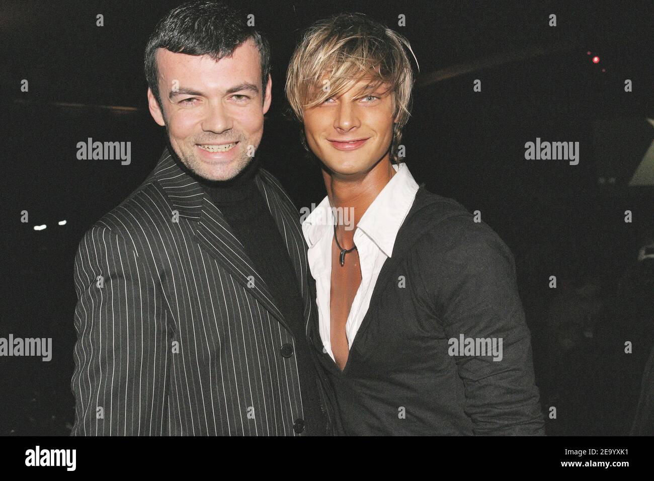 Die Mitglieder der französischen TV-Reality-Show Xavier (L) und Benjamin von Queer posieren die Präsentation der Kollektion des französischen Designers Mohamed Dia Frühjahr/Sommer 2005 in Paris, Frankreich, 27. Januar 2005. Foto von Benoit Pinguet/Pierre Hounsfield/ABACA. Stockfoto