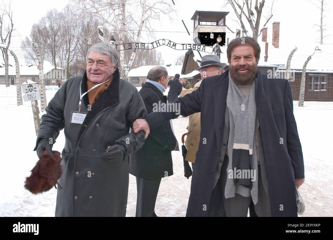 Der französische Regisseur Claude Lanzmann ('Shoah') und der polnische Autor Marek Halter (R) kommen am 27. Januar 2005 im Konzentrationslager Auschwitz-Birkenau, Polen, an dem Tag an dem die Welt den 60th. Jahrestag der Befreiung des Lagers durch die Rote Armee feiert, an. Sie sind Teil der französischen Delegation, die mit Präsident Jacques Chirac zusammenkam. Foto von Bruno Klein/ABACA Stockfoto