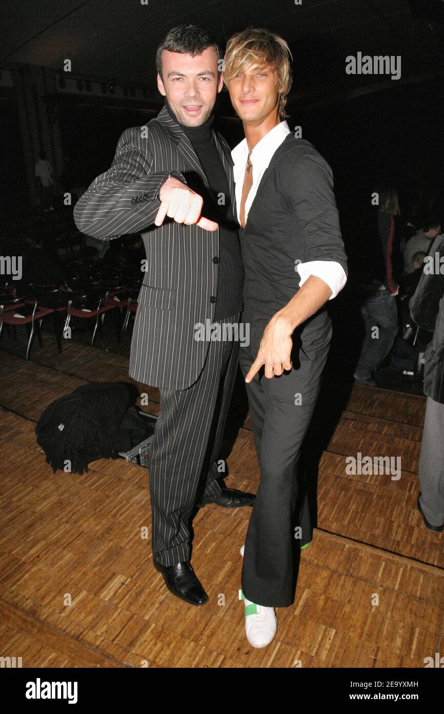 Französische TV-Reality-Show-Mitglieder von Queer Pose der frühere französische Designer Mohamed Dia Frühjahr-Sommer 2005 Präsentation der Kollektion in Paris, Frankreich, 27. Januar 2005. Foto von Benoit Pinguet/Pierre Hounsfield/ABACA. Stockfoto