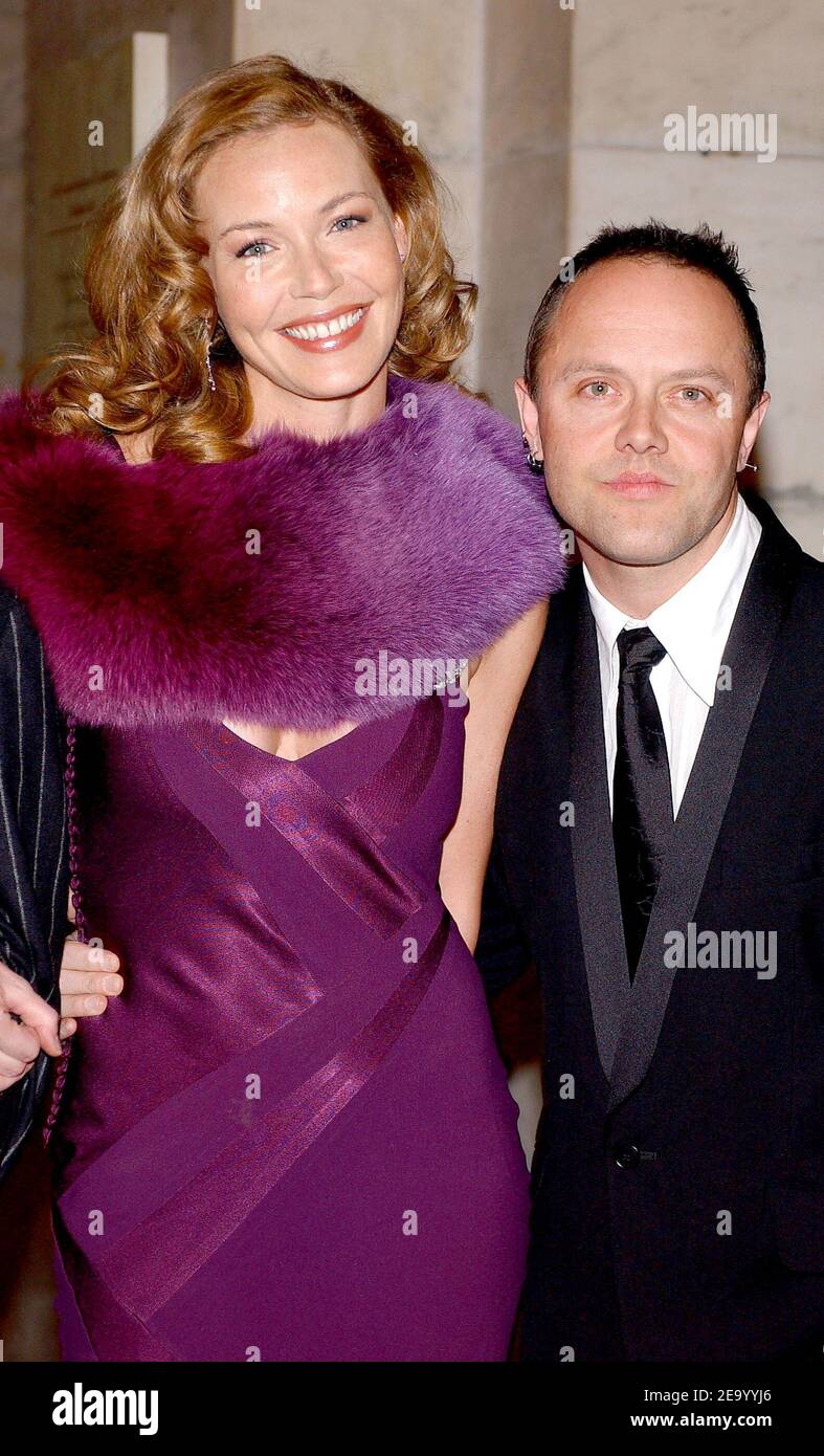 Die Schauspielerin Connie Nielsen (links) und ihr Freund Lars Ulrich von Metallica posieren gemeinsam, als sie am Dienstag, den 1. Februar 2005, beim zweibichernalen Galadinner von Hans Christian Andersen in der Public Library in New York ankommen. Foto von Nicolas Khayat/ABACA. Stockfoto