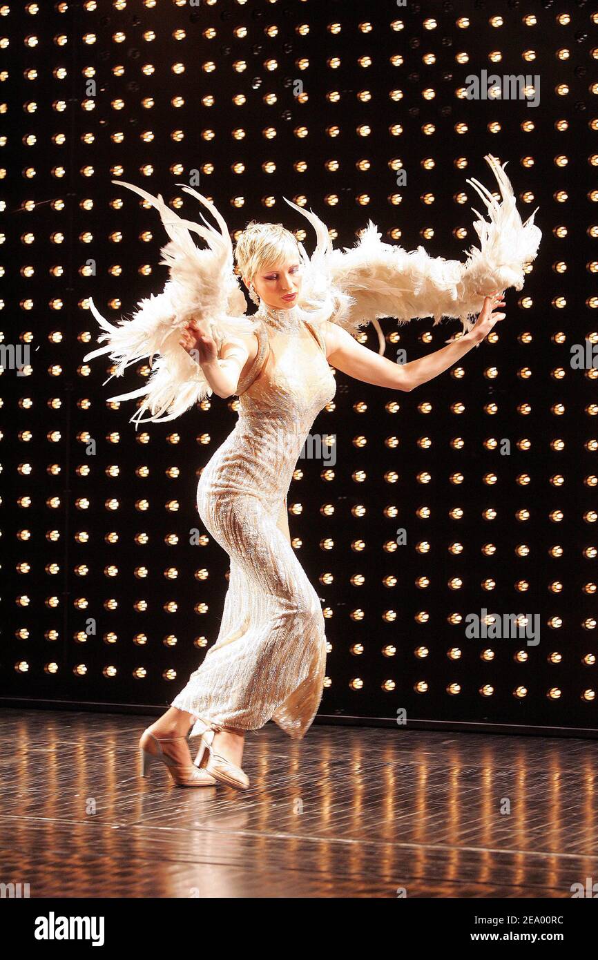 EXKLUSIV. Die deutsche Tänzerin Sabine Hettlich, Hauptmann der Chormädchen in der Musikhalle Lido, während der Proben in Paris, Frankreich, am 21. Januar 2005. Foto von Laurent Zabulon/ABACA. Stockfoto