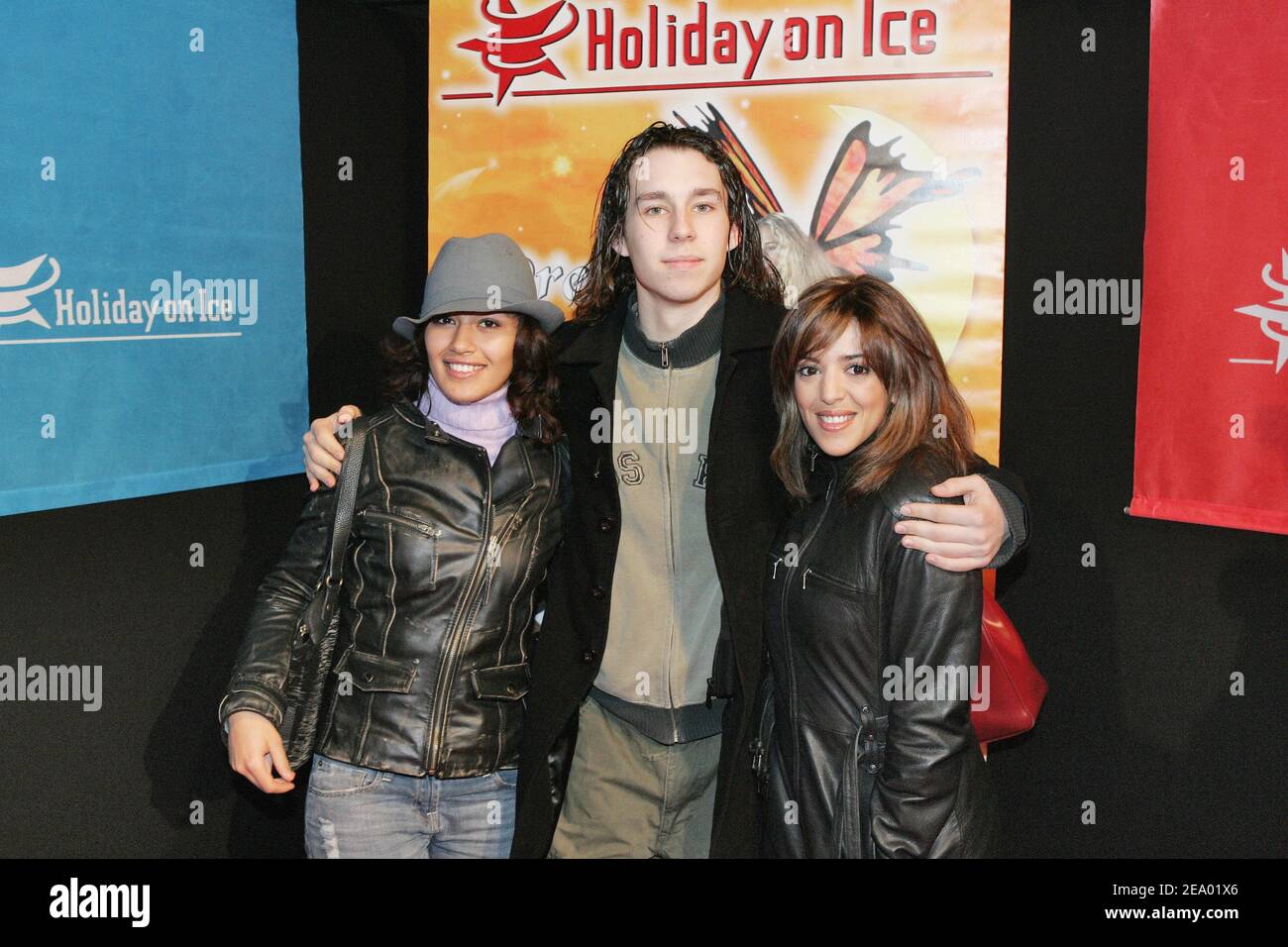 (L-R) Teilnehmer der 'Star Academy 4' Karima, John und Hoda posieren bei der Premiere der Holiday on Ice Show 'Dreams' im Zenith in Paris, Frankreich, am 10. Februar 2005. Foto von Laurent Zabulon/ABACA. Stockfoto