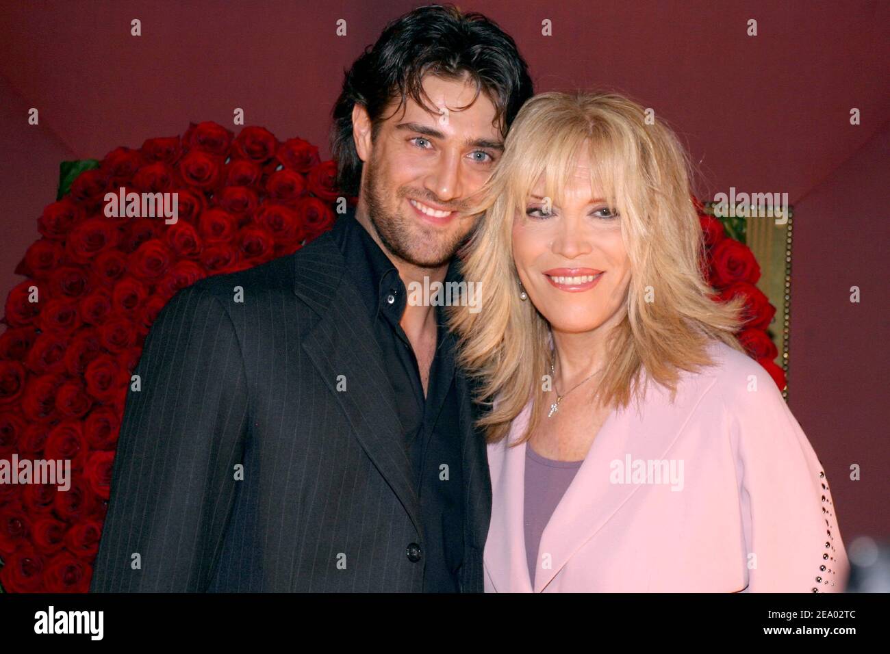 Die französische TV-Moderatorin Amanda Lear und ihr Freund nehmen am 14. Februar 2005 an einer Valentinstag-Party im Hotel Royal Monceau in Paris, Frankreich, Teil. Foto von Benoit Pinguet/ABACA. Stockfoto