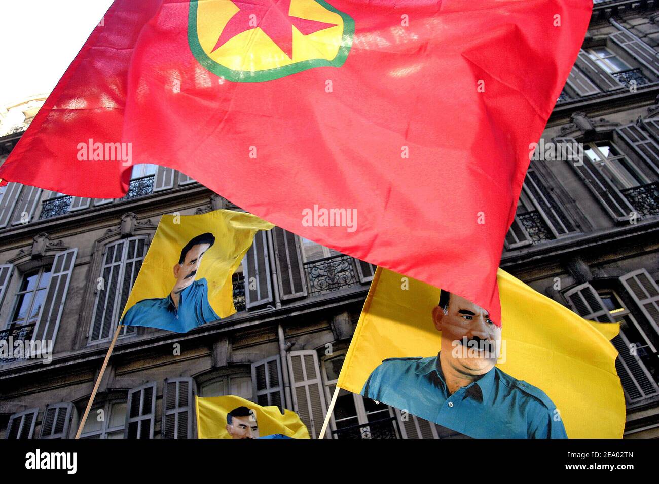 Mehrere hundert Kurden demonstrieren am 15. Februar 2005 in Marseille, Südfrankreich, anlässlich des sechsten Jahrestages der Verhaftung und des Befreiungsanspruchs des ehemaligen PKK-Führers Abdullah Ocalan. Ocalan wurde am 15. Februar 1999 von türkischen Geheimdienstbeamten innerhalb der griechischen Botschaft in Kenia entführt und in ein türkisches Gefängnis gesteckt. Foto von Gerald Holubowicz/ABACA. Stockfoto