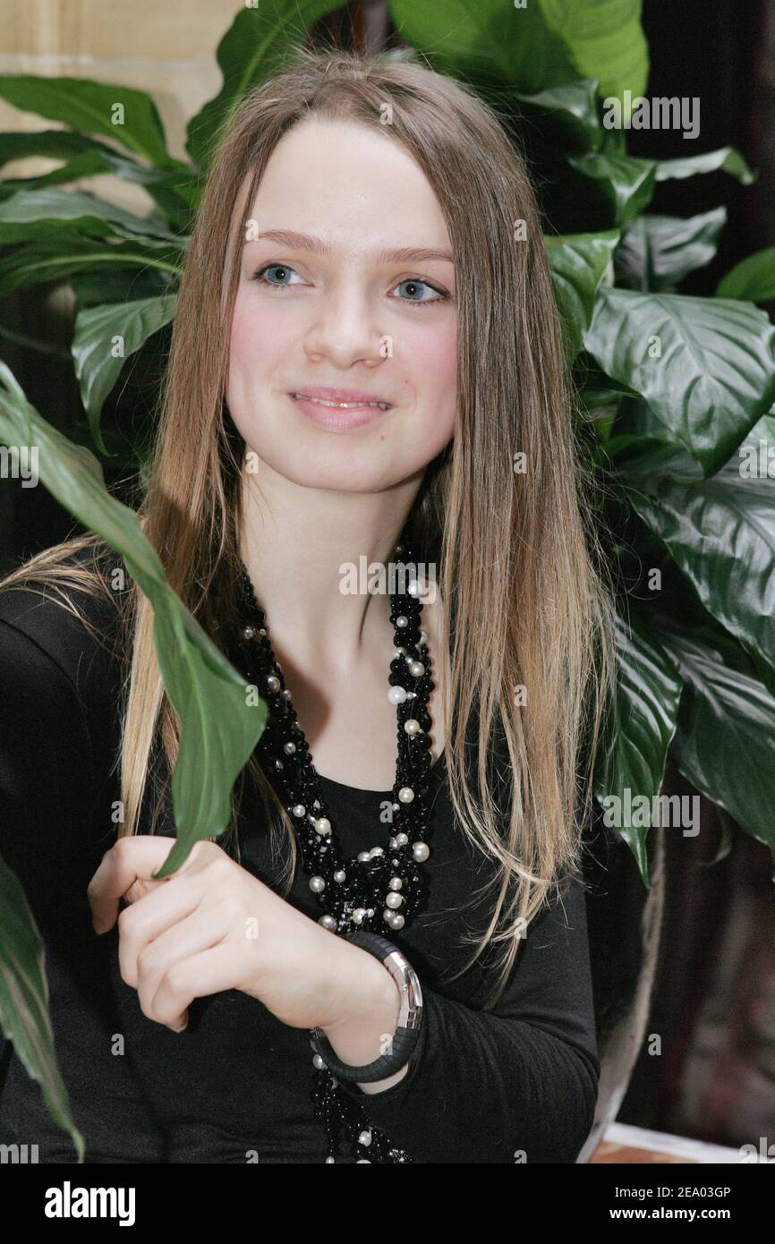 EXKLUSIV. Die französische Schauspielerin Sara Forestier im Hotel Coste in Paris, Frankreich, am 17. Februar 2005. Foto von Laurent Zabulon/ABACA. Stockfoto