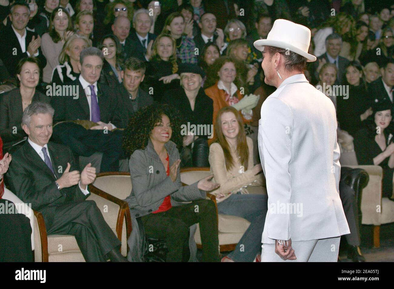 (l bis r) Bernard Arnault, Diana Ross, Julianne Moore, Applaus der britische Designer John Galliano nach seiner Ready-to-Wear Herbst-Winter 2005-2006 Kollektion Präsentation für Französisch Modehaus Christian Dior in Paris, Frankreich am 1. März 2005. Foto von Klein-Hounsfield/ABACA. Stockfoto