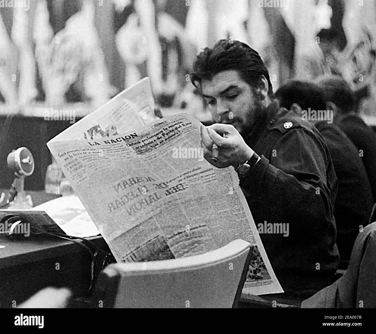 Ernesto Che Guevara liest die Zeitung La Nacion Stockfoto
