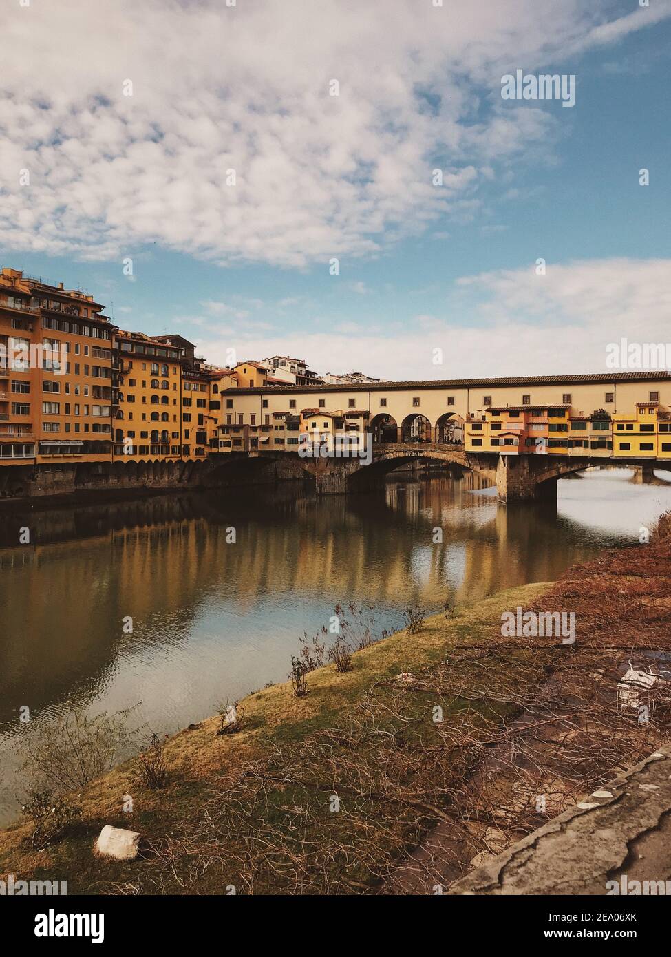 Schöner Blick auf den mittelalterlichen, geschlossenen Segmentierbogen Ponte Vecchio Brücke in Florenz Stockfoto