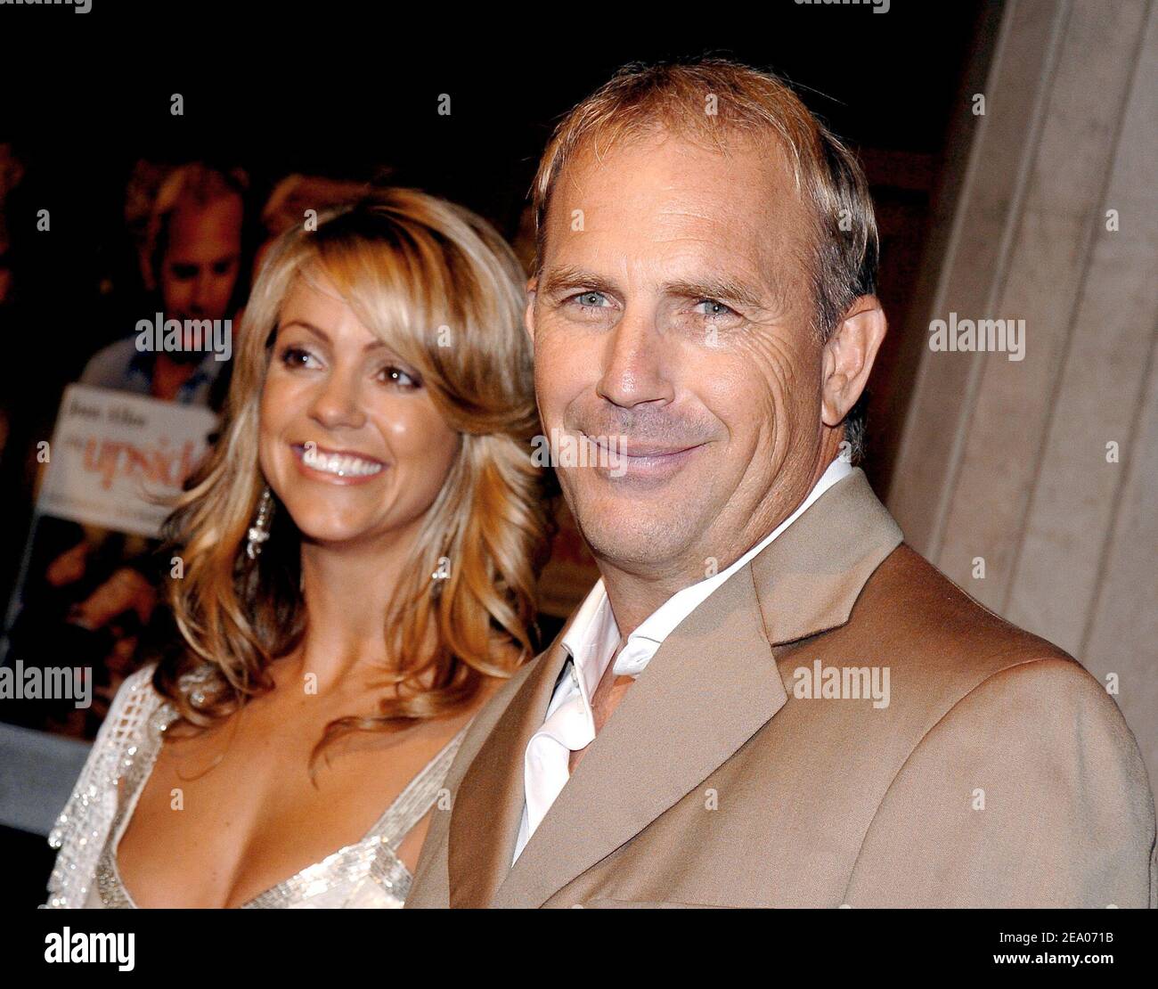 US-Schauspieler und Cast-Mitglied Kevin Costner und seine Frau Christine Baumgartner besuchen am 3. März 2005 die Premiere von "The Upside of Anger" am National Theatre in Westwood, Los Angeles, CA, USA. Foto von Lionel Hahn/ABACA. Stockfoto