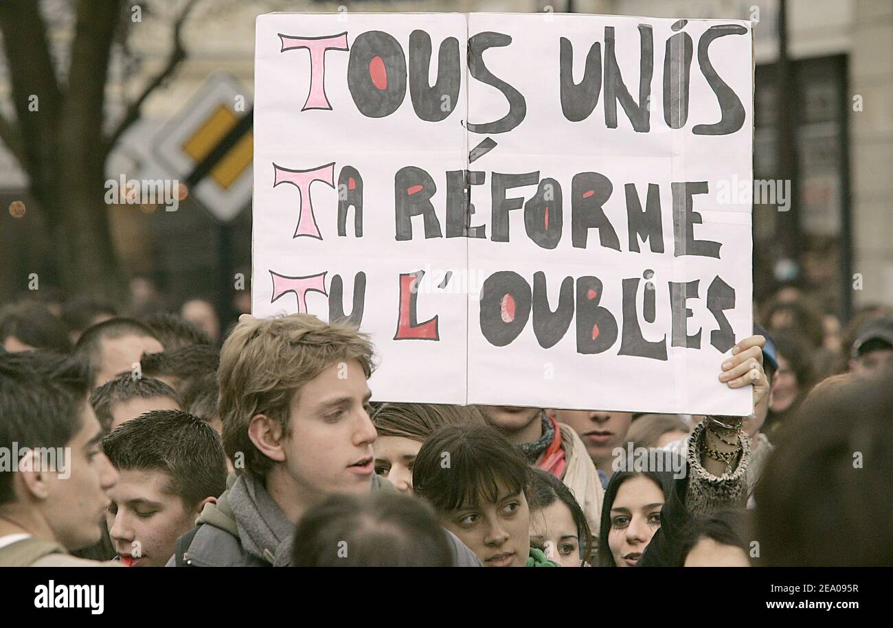 7000 Schüler demonstrieren in den Straßen von Bordeaux gegen das neue Gesetz des französischen Bildungsministers Francois Fillon über die Reform der französischen Schule am 8. März 2005. Foto von Patrick Bernard/ABACA. Stockfoto