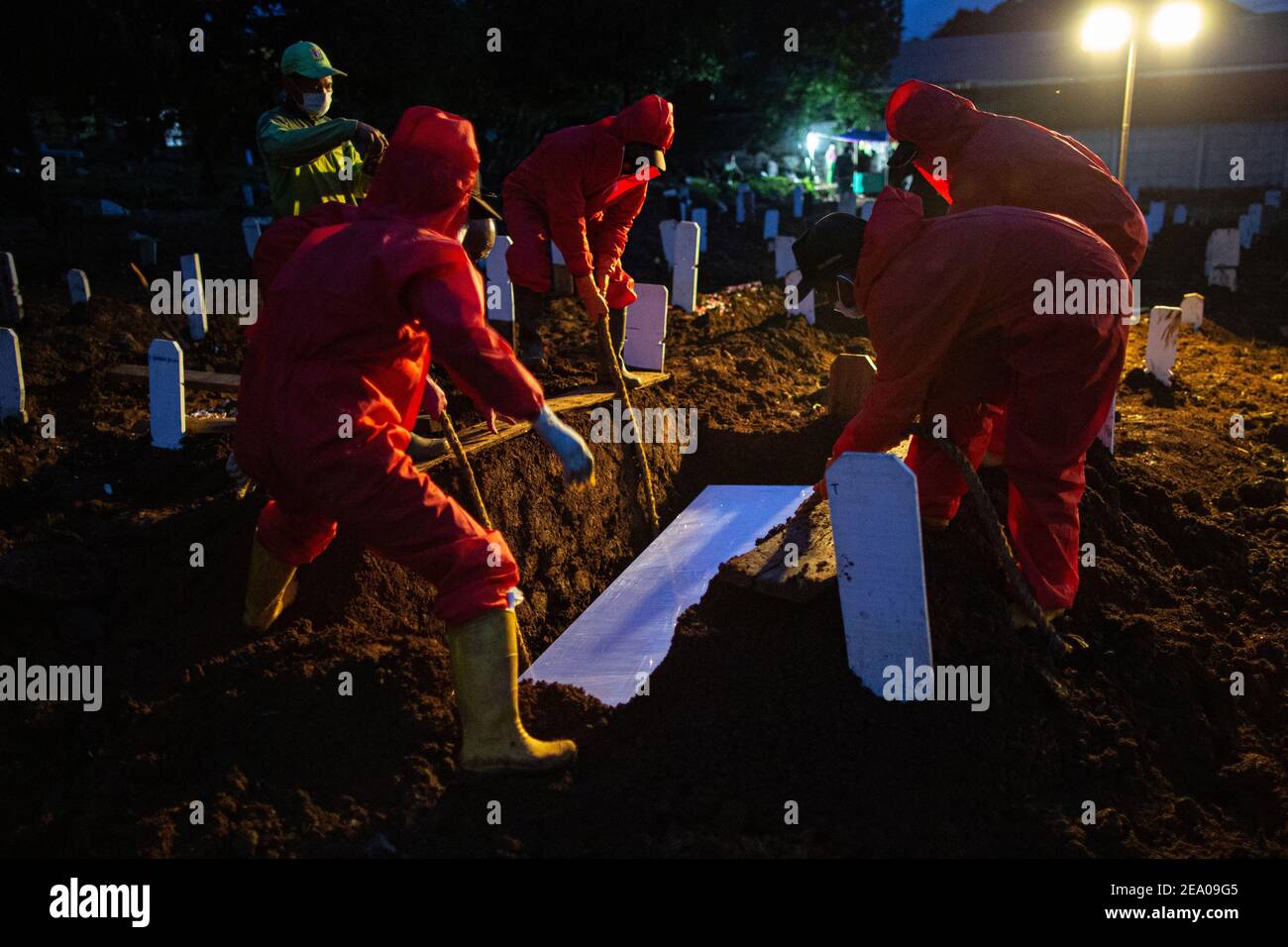 Grabgräber begraben am 26. Januar 2021 auf einem speziellen Friedhof in Jakarta einen Sarg eines Covid-19-Coronavirus-Opfers. Stockfoto