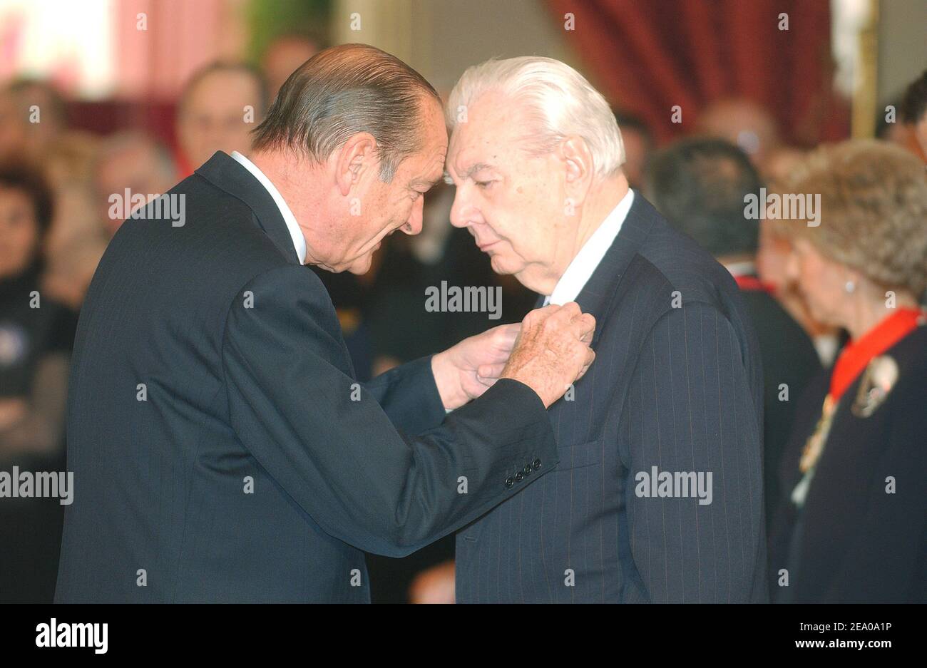 Der französische Präsident Jacques Chirac verleiht Rene Monory den ...