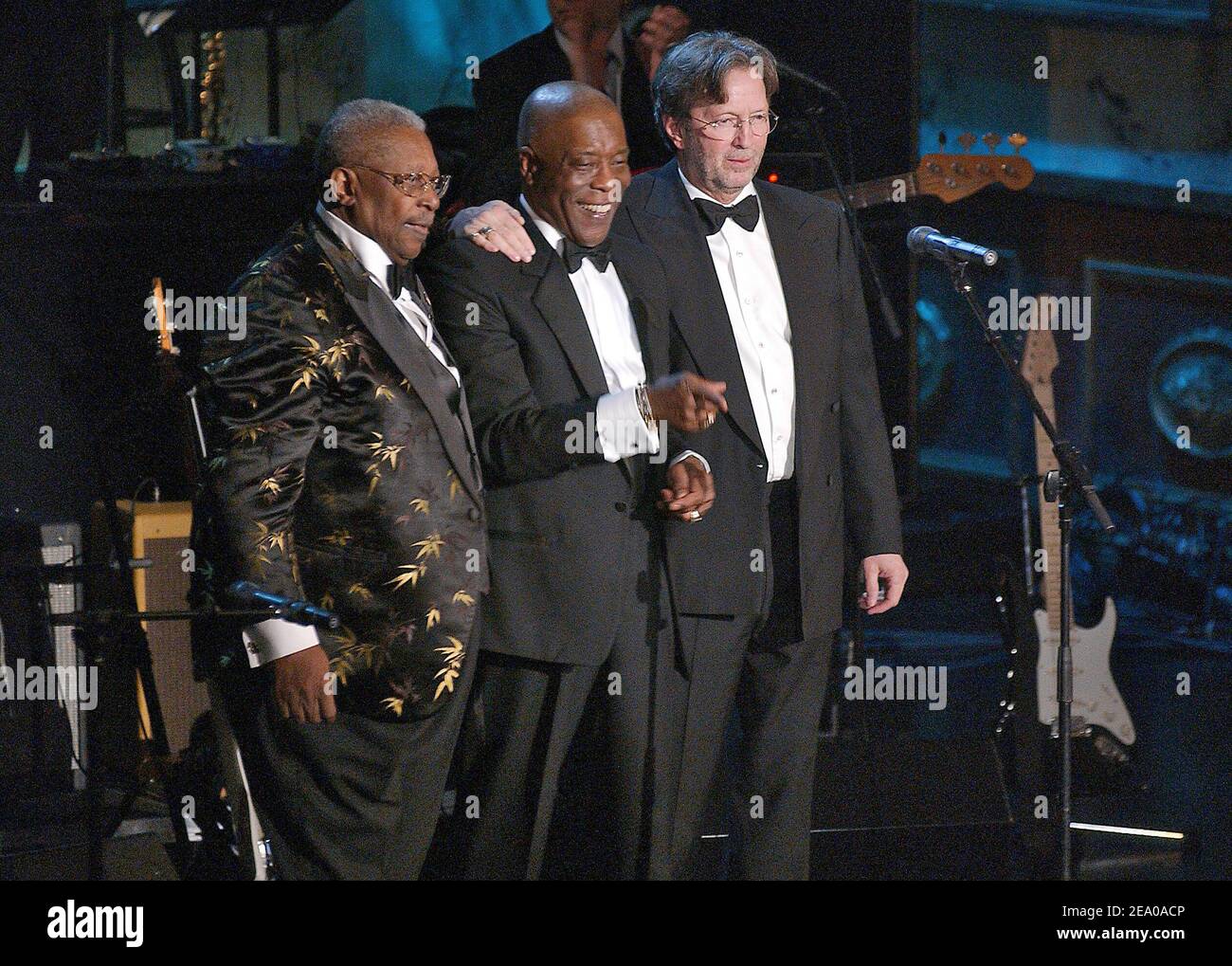 B. B. B. King, Buddy Guy und Eric Clapton treten während der Rock'n'Roll Hall of Fame 20th Jubiläumszeremonie auf, die am Montag, den 14. März 2005 im Waldorf Astoria Hotel in New York City, NY, USA, stattfindet. Foto von Nicolas Khayat/ABACA. Stockfoto