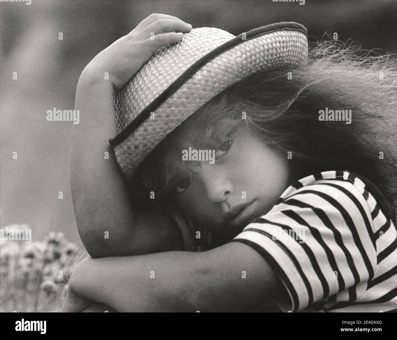 Monochrome gescannte Körnigkeit des Abdrucks des kleinen Mädchens im Stroh hut in Pose Stockfoto