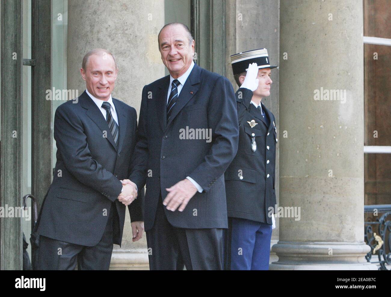 Der französische Präsident Jacques Chirac empfängt seinen russischen Amtskollegen Wladimir Putin zum ersten vier-Wege-Gipfel, an dem Jacques Chirac, Vladimir Putin, Gerhard Schröder und Jose Luis Rodriguez Zapatero am 18. März 2005 im Elysee-Palast in Paris, Frankreich, teilnehmen. Foto von Mousse/ABACA. Stockfoto