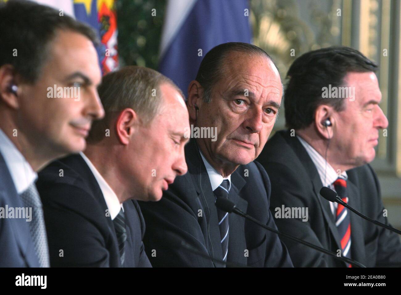 Jose Luis Zapatero, Vladimir Putin, Gerhard Schröder und Jacques Chirac bei der gemeinsamen Pressekonferenz während des ersten vier-Wege-Gipfels im Elysee-Palast in Paris, Frankreich, am 18. März 2005. Foto von Mousse/ABACA Stockfoto