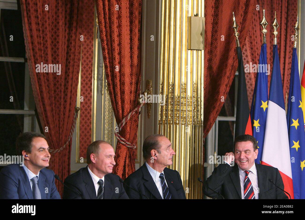 Jose Luis Zapatero, Vladimir Putin, Gerhard Schröder und Jacques Chirac bei der gemeinsamen Pressekonferenz während des ersten vier-Wege-Gipfels im Elysee-Palast in Paris, Frankreich, am 18. März 2005. Foto von Mousse/ABACA Stockfoto