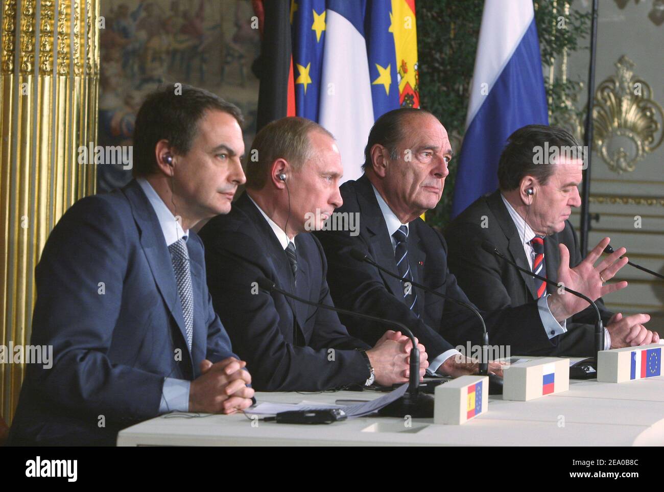 Jose Luis Zapatero, Vladimir Putin, Gerhard Schroeder und Jacques Chirac bei der gemeinsamen Pressekonferenz während des ersten vier-Wege-Gipfels im Elysee-Palast in Paris, Frankreich, am 18. März 2005.Foto: Mousse/ABACA Stockfoto
