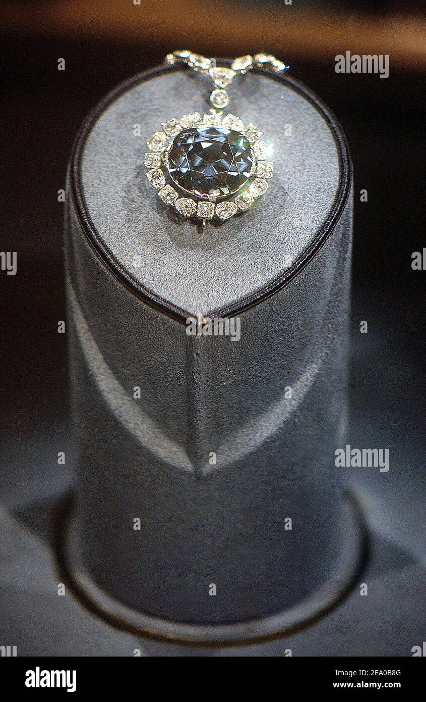 Der berühmte blaue Hope Diamond, der größte Diamant der Welt bei der  Eröffnungsausstellung der seltensten Perlen der Welt, die am Freitag, den  18 2005. März im Smithsonian National Museum of Natural History