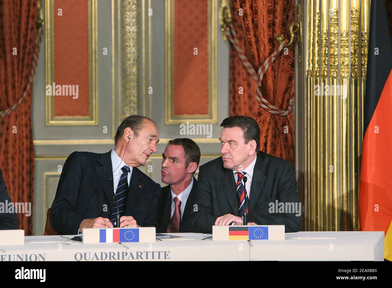 Jacques Chirac und Gerhard Schroeder bei der gemeinsamen Pressekonferenz während des ersten vier-Wege-Gipfels, der Jacques Chirac, Vladimir Putin, Gerhard Schroeder und Jose Luis Rodriguez Zapatero vor ihrem Abendessen im Elysee-Palast in Paris, Frankreich, am 18. März 2005 zusammenbrachte. Foto von Mousse/ABACA Stockfoto