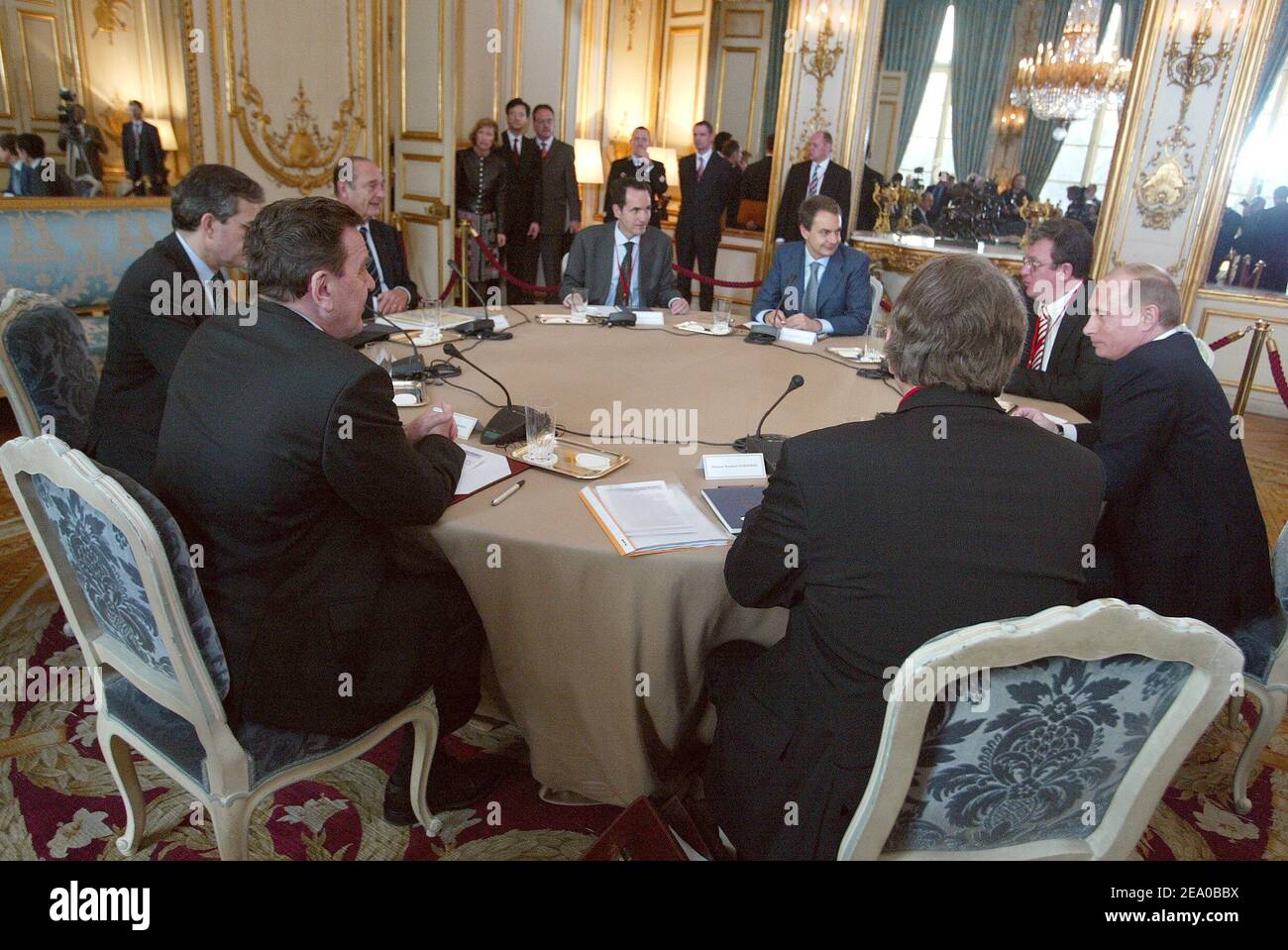 Treffen im Elysee-Palast in Paris, Frankreich am 18. März 2005 mit Präsident Wladimir Putin von Russland, Jacques Chirac von Frankreich, Bundeskanzler Gerhard Schröder von Deutschland und Premierminister Jose Luis Rodriguez Zapatero von Spanien. Foto von Elodie Gregoire/POOL/ABACA Stockfoto