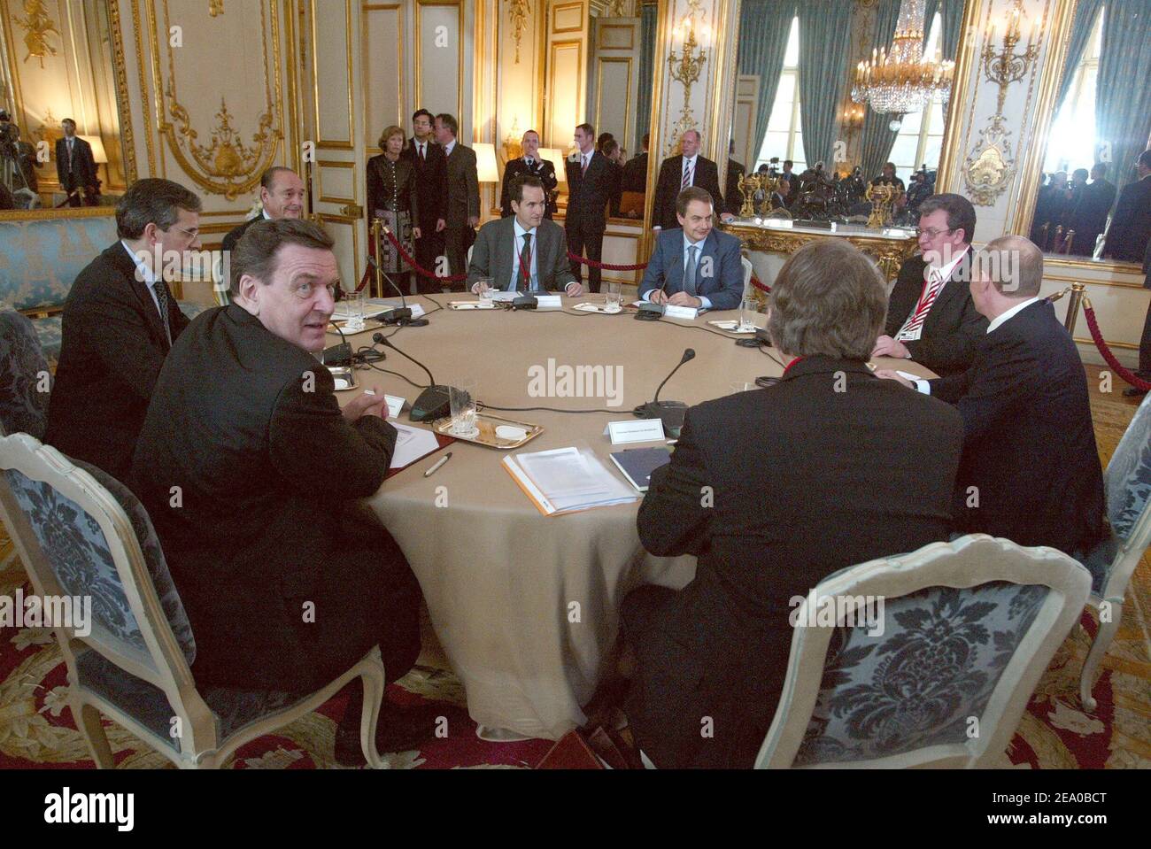 Treffen im Elysee-Palast in Paris, Frankreich am 18. März 2005 mit Präsident Wladimir Putin von Russland, Jacques Chirac von Frankreich, Bundeskanzler Gerhard Schröder von Deutschland und Premierminister Jose Luis Rodriguez Zapatero von Spanien. Foto von Elodie Gregoire/POOL/ABACA Stockfoto