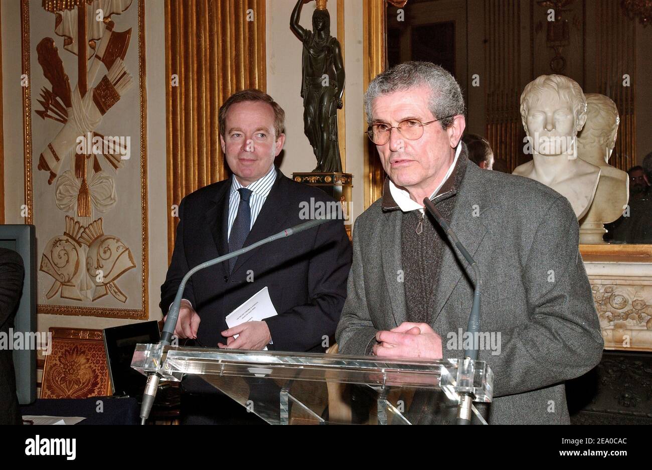 Der französische Cuture-Minister Renaud Donnedieu de Vabres und der französische Regisseur Claude Lelouch beim Kulturminister während der Zeremonie zu Ehren des Architekten Frederic Namur und Jean-Marc Lalo bauten sie ein Kino in Kaboul, Afghanistan.der Kinopate ist der französische Regisseur Claude Lelouch, Paris-Frankreich, am 24 2005. März. Foto von Giancarlo Gorassini/ABACA. Stockfoto