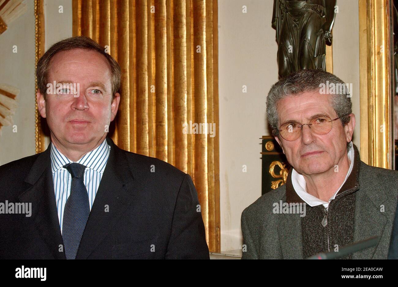 Der französische Cuture Minister von Cuture, Renaud Donnedieu de Vabres und der französische Regisseur Claude Lelouch beim Minister für Kultur während der Zeremonie, um zwei Architekten Frederic Namur und Jean-Marc Lalo zu ehren, bauen sie ein Kino in Kaboul, Afghanistan.der Kinopate ist der französische Regisseur Claude Lelouch, Paris-Frankreich, am 24 2005. März. Foto von Giancarlo Gorassini/ABACA. Stockfoto