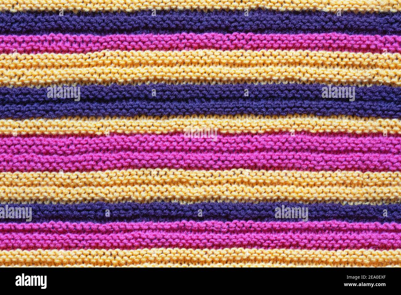 Nahtlos gestreifter Hintergrund, hausgemachte Wolle gestrickt Textur Stockfoto