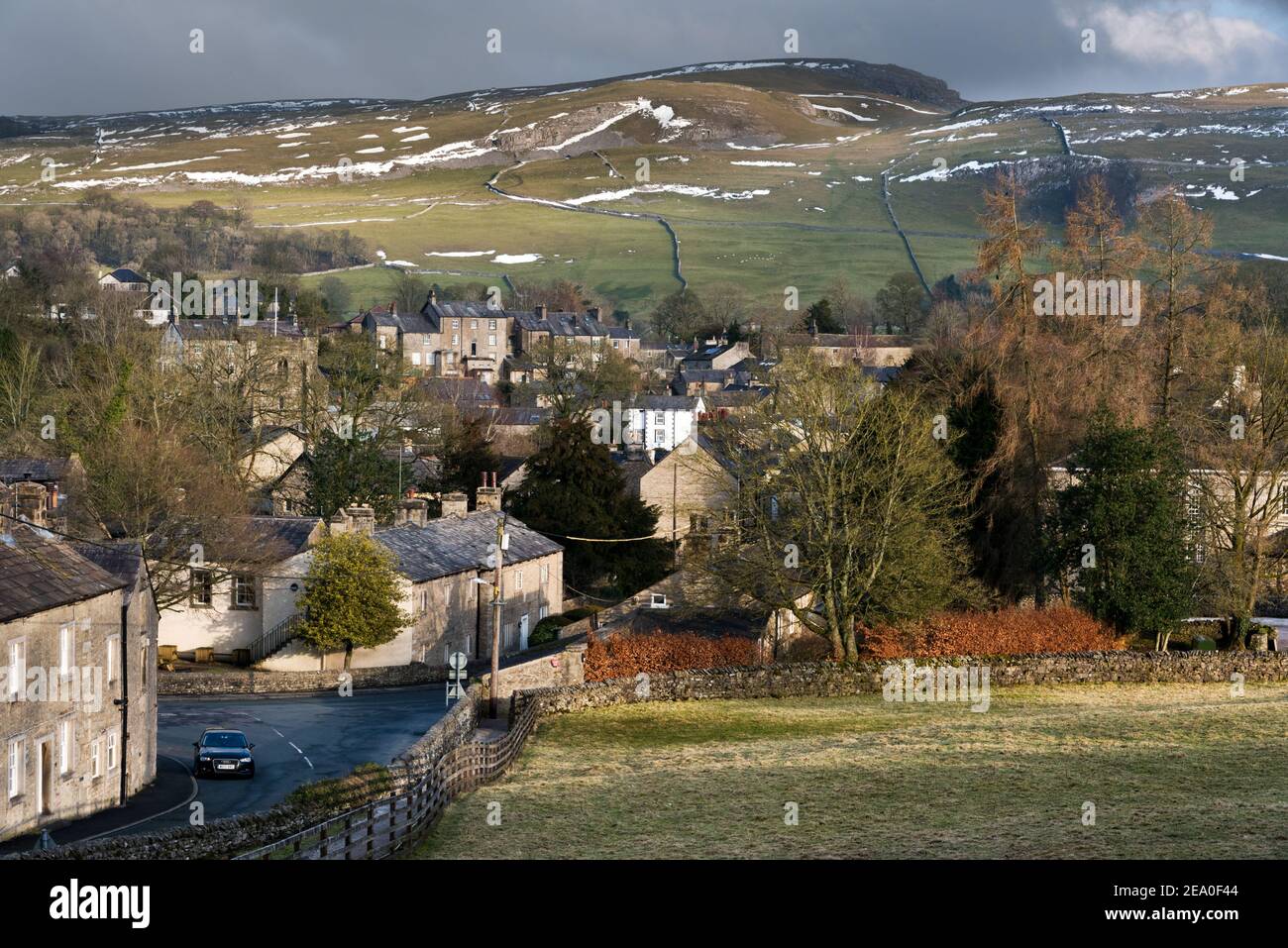 Das Dorf Giggleswick in den Yorkshire Dales. Das historische Dorf ist ein Naturschutzgebiet, berühmt als der Ort der Giggleswick Schule. Stockfoto