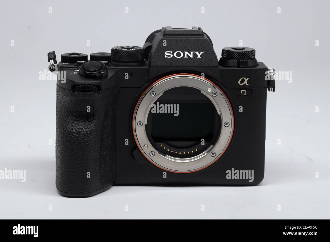 Detailansicht einer Sony Alpha A9 II 24,2MP Kamera mit Mirrorless Wechselobjektiv. Stockfoto