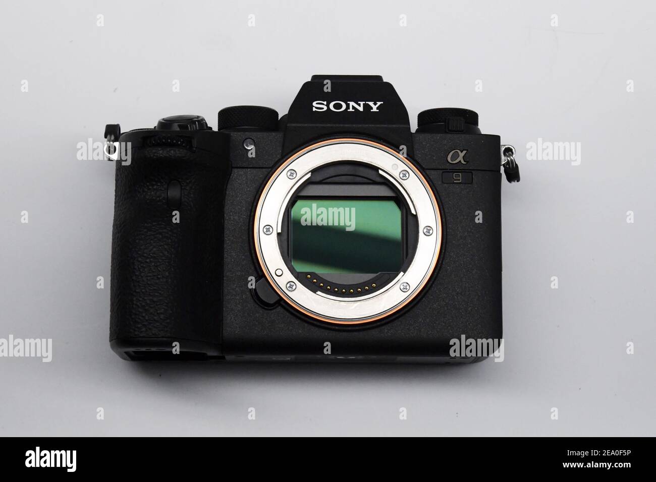 Detailansicht einer Sony Alpha A9 II 24,2MP Kamera mit Mirrorless Wechselobjektiv. Stockfoto