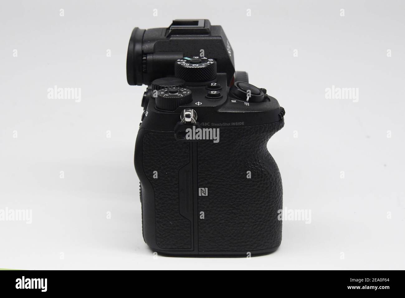 Detailansicht einer Sony Alpha A9 II 24,2MP Kamera mit Mirrorless Wechselobjektiv. Stockfoto