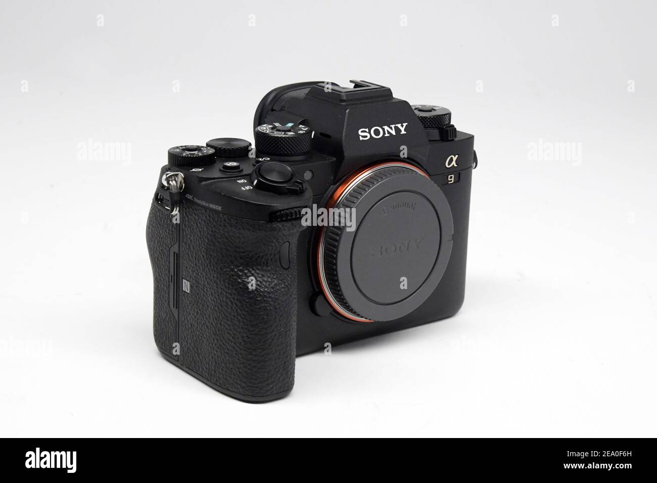 Detailansicht einer Sony Alpha A9 II 24,2MP Kamera mit Mirrorless Wechselobjektiv. Stockfoto