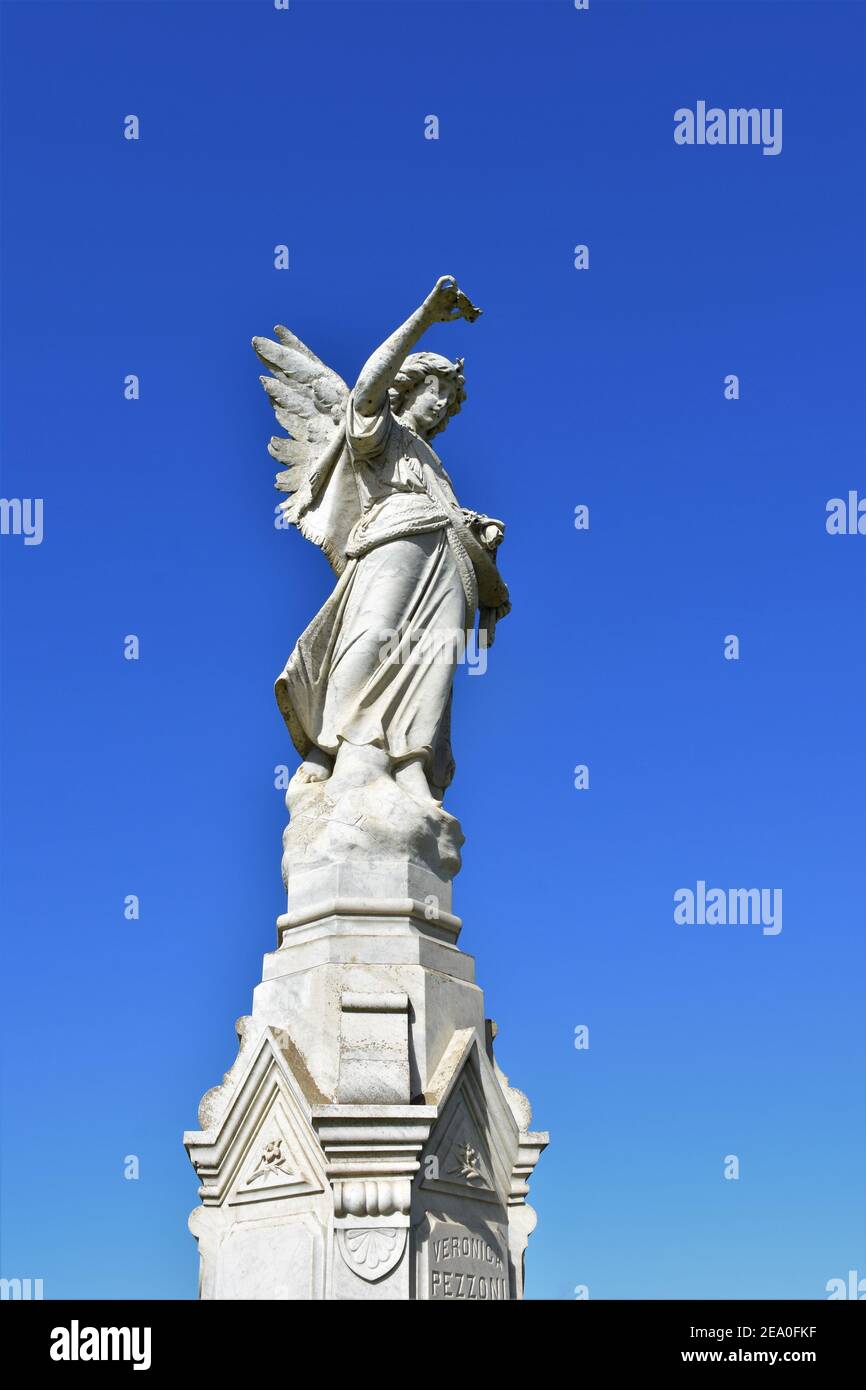 Engelstatuen in einem kalifornischen katholischen öffentlichen Friedhof mit offenem Himmel, der klar ist, von vor dem Weltkrieg 2 Bestattungen für lokale Familien und Kopie Stockfoto
