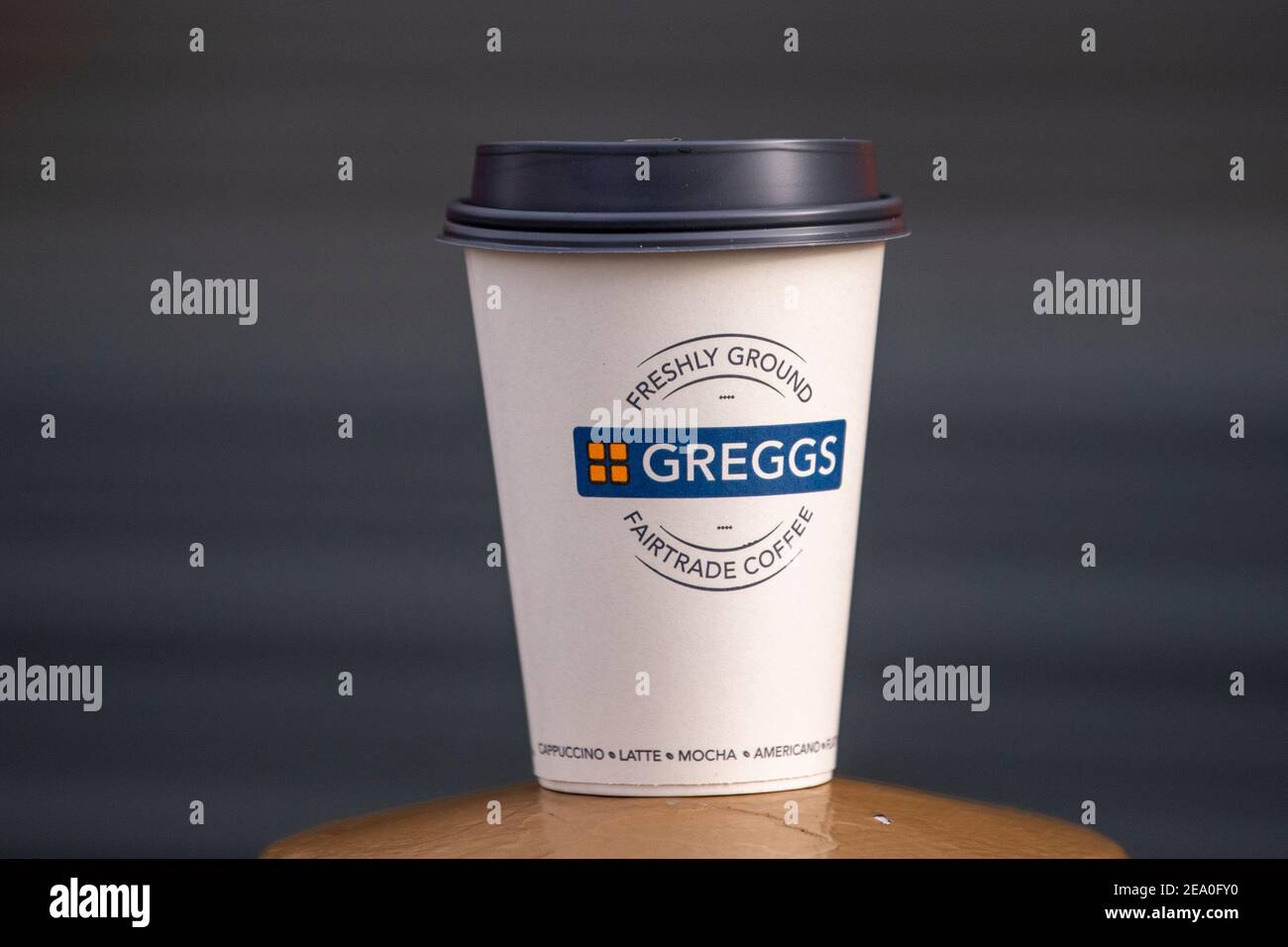 Nahaufnahme einer GreggÕs-Kaffeetasse. Stockfoto