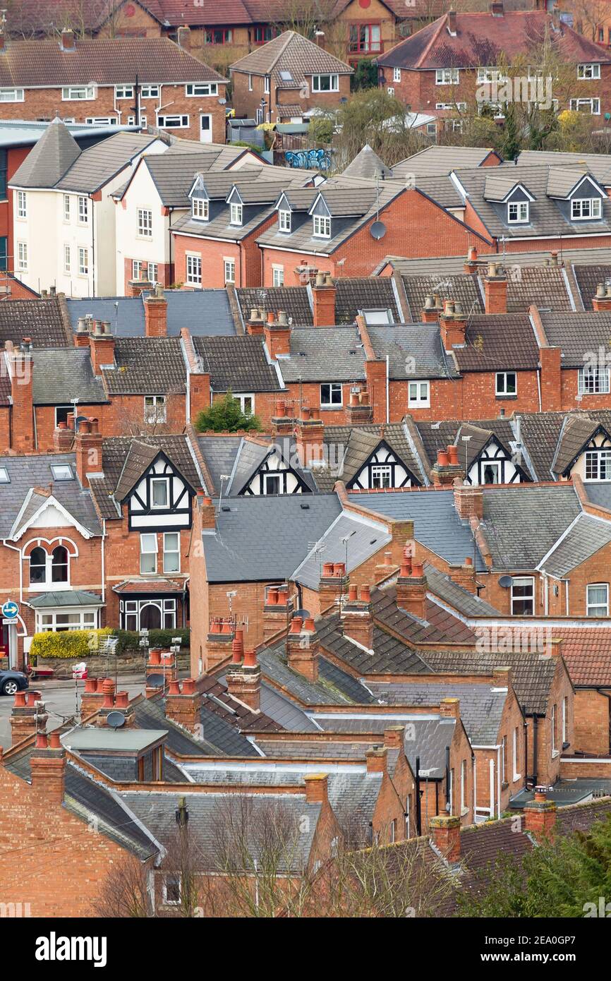 Immobilienmarkt in Großbritannien. Reihenhäuser in einem Vorort von Warwick, Großbritannien Stockfoto