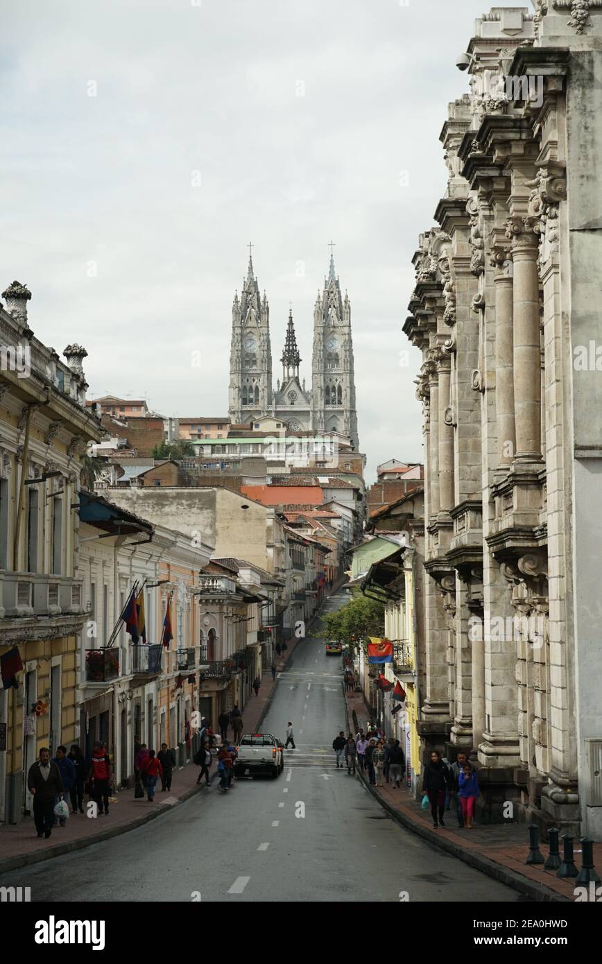 Ansicht der Basilika der Nationalen Gelübde Kirche in Quito, Ecuador. Stockfoto