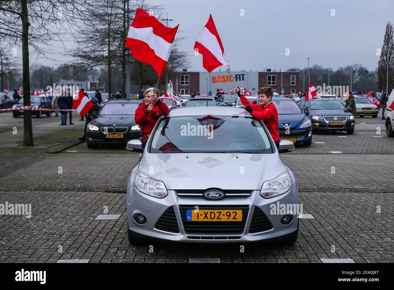 EMMEN, NIEDERLANDE - FEBRUAR 6: Fans des FC Emmen unterstützen ihr Team mit einer Horn- und Flaggenaktion beim niederländischen Eredivisie-Spiel zwischen dem FC EM Stockfoto