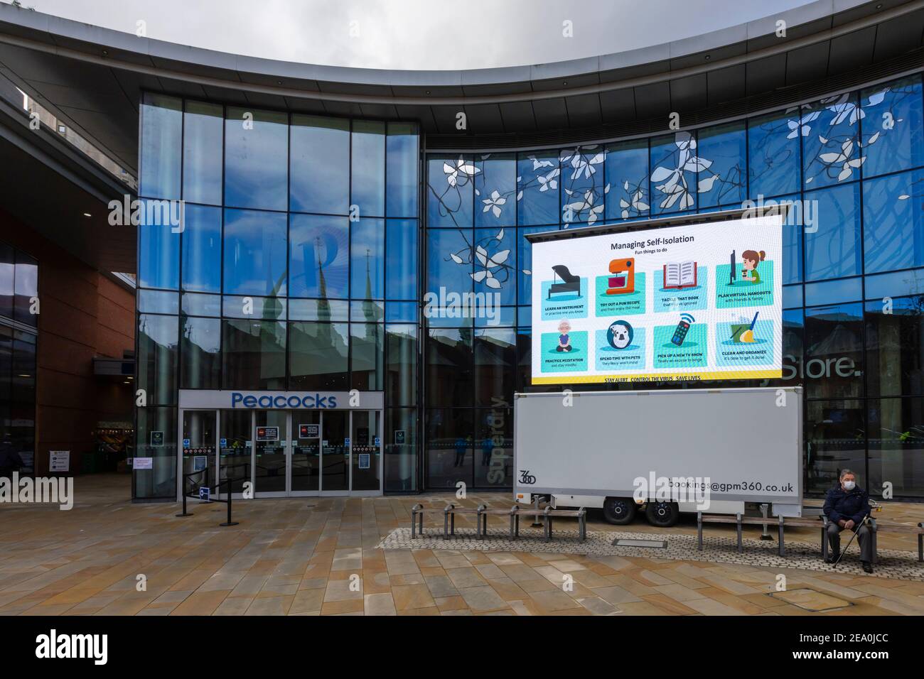 Beleuchtete Tafel mit COVID-19 Lockdown-Nachrichten für die Verwaltung der Selbstisolation in Jubilee Square, Woking Stadtzentrum, Surrey, Südostengland Stockfoto