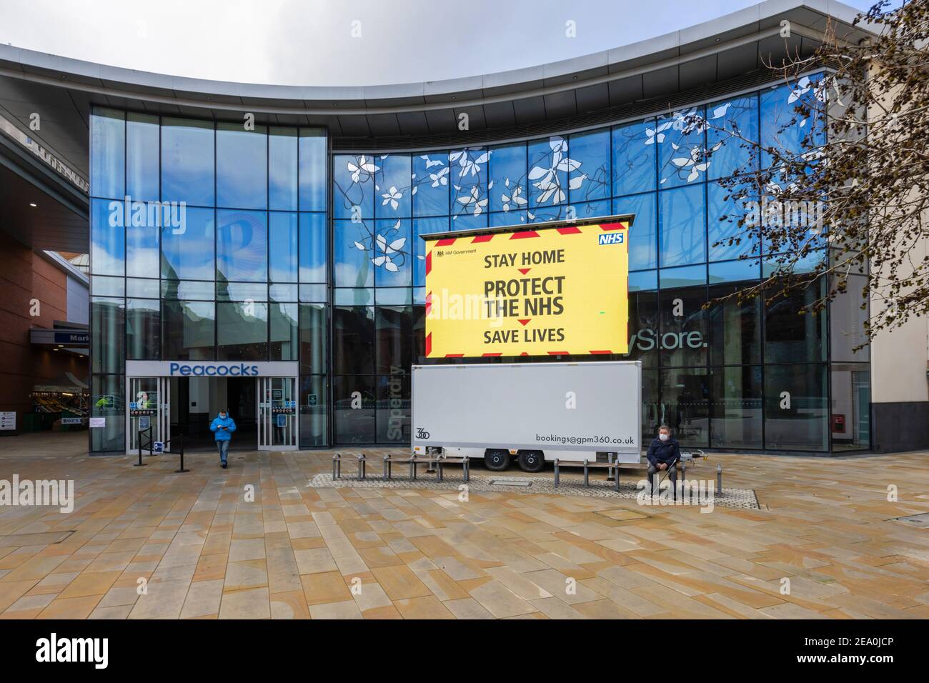 Beleuchtete Tafel mit COVID-19 Lockdown "Schützen Sie die NHS, retten Leben"-Nachricht in Jubilee Square, Woking Stadtzentrum, Surrey, Südostengland Stockfoto