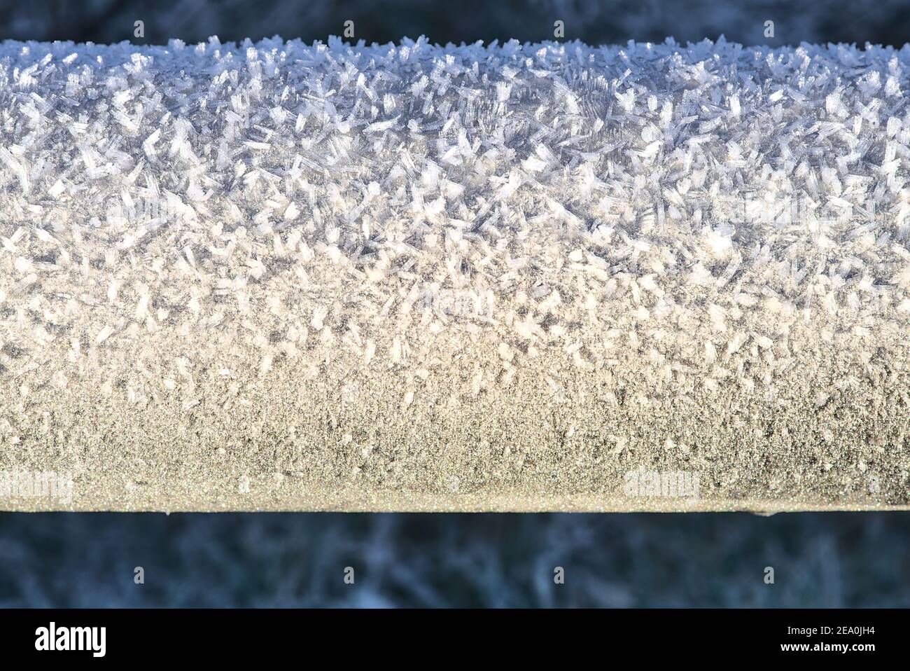 Wunderschöne Nahaufnahme der Froststruktur auf der Tube des Fahrradparkplatzes im Ticknock National Forest Park, Co. Dublin. Ungewöhnlicher irischer Winter 2021 Stockfoto